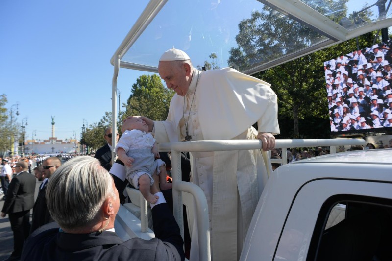 El Papa bendice a un niño desde el papamóvil