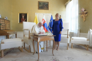 4-Viaje apostólico a Eslovaquia: Encuentro con las autoridades, la sociedad civil y el Cuerpo Diplomático