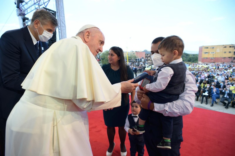 Nikola y René, con sus hijos, saludan al Papa