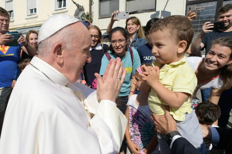 Francisco saluda a un niño pequeño