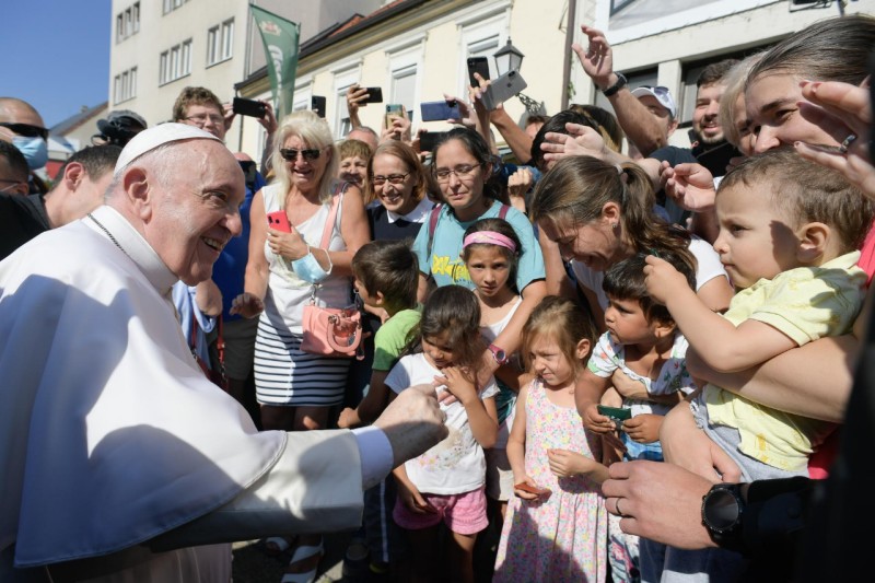 Francisco, con niños en Bratislava