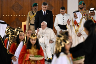 11-Viaggio Apostolico nel Regno del Bahrein: Incontro con le Autorità, con la Società Civile e con il Corpo Diplomatico 