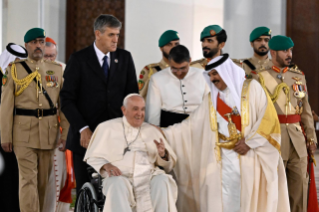 12-Apostolische Reise ins Königreich Bahrain: Begegnung mit den Vertretern der Regierung, der Zivilgesellschaft und dem Diplomatischen Korps 