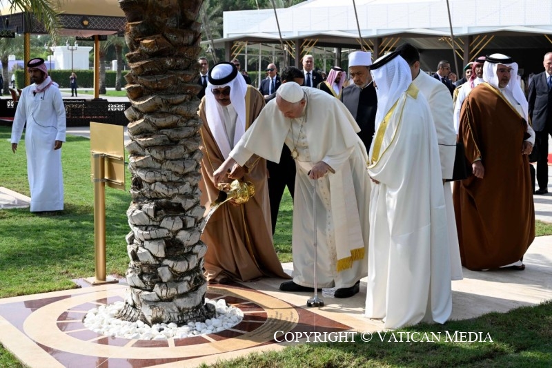En terre bahreïnie, le Pape François clôture le Forum de dialogue Orient et Occident  Cq5dam.web.800.800