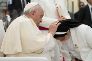 2-Viaggio Apostolico nel Regno del Bahrein: Incontro di Preghiera con i Vescovi, i Sacerdoti, i Consacrati, i Seminaristi e gli Operatori Pastorali 