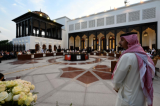 12-Viaggio Apostolico nel Regno del Bahrein: Incontro con i Membri del "Muslim Council of Elders"  