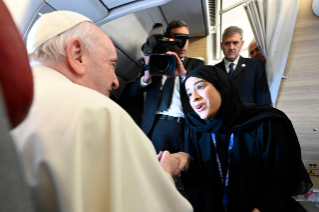 0-Viaggio Apostolico nel Regno del Bahrein: Incontro del Santo Padre con i giornalisti durante il volo diretto ad Awali 