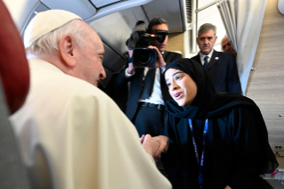 0-Voyage apostolique au Royaume de Bahreïn : Rencontre du Saint-Père avec les journalistes au cours du vol pour Awali