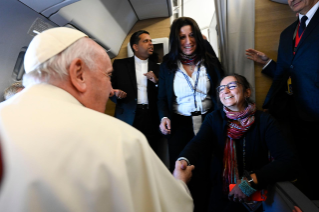3-Viagem Apostólica ao Reino do Bahrein: Encontro do Santo Padre com os jornalistas durante o voo para Awali