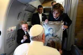 2-Viagem Apostólica ao Reino do Bahrein: Encontro do Santo Padre com os jornalistas durante o voo para Awali