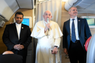 5-Viaggio Apostolico nel Regno del Bahrein: Incontro del Santo Padre con i giornalisti durante il volo diretto ad Awali 
