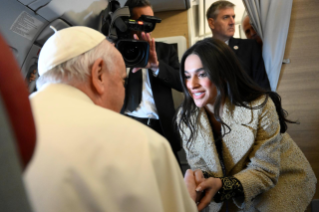 6-Viaggio Apostolico nel Regno del Bahrein: Incontro del Santo Padre con i giornalisti durante il volo diretto ad Awali 