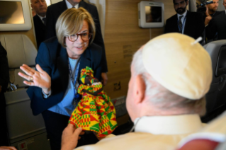 4-Viagem Apostólica ao Reino do Bahrein: Encontro do Santo Padre com os jornalistas durante o voo para Awali