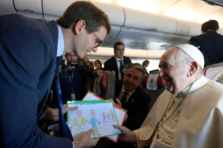1-Viagem Apostólica ao Reino do Bahrein: Encontro do Santo Padre com os jornalistas durante o voo para Awali
