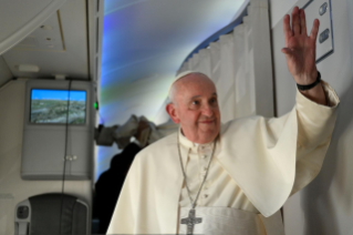 1-Viagem Apostólica ao Reino do Bahrein: Coletiva de Imprensa do Santo Padre durante o voo de retorno