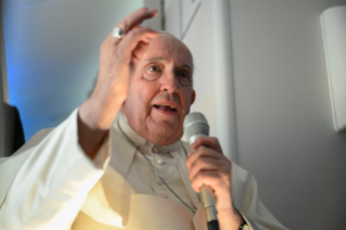 0-Apostolische Reise ins Königreich Bahrain: Pressekonferenz auf dem Rückflug nach Rom 