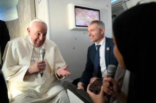 2-Viaggio Apostolico nel Regno del Bahrein: Conferenza Stampa del Santo Padre durante il volo di ritorno 