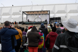 0-Apostolic Journey to Canada: Meeting with young people and elders in the primary school square