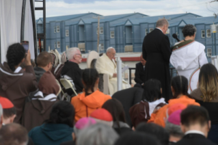 8-Apostolic Journey to Canada: Meeting with young people and elders in the primary school square