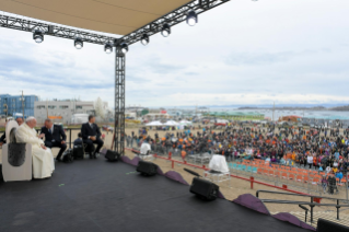 9-Apostolic Journey to Canada: Meeting with young people and elders in the primary school square