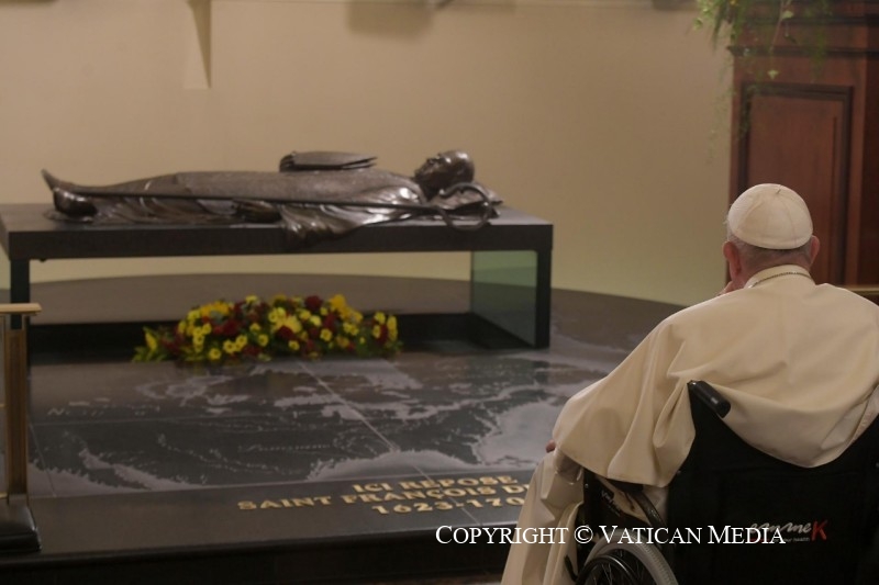 El Papa reza ante la tumba de Laval, el primer misionero de Canadá