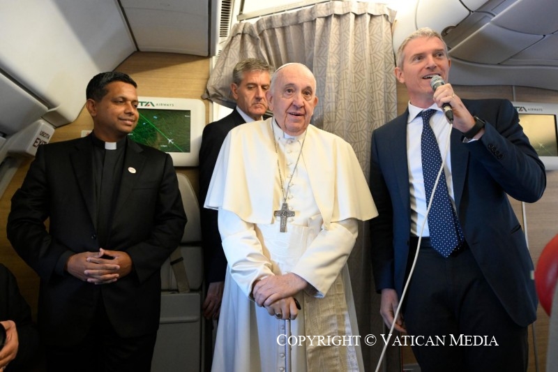 El saludo del Papa a los periodistas en el vuelo de ida