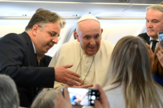 2-Viaje apostólico a Canadá: Saludo del Santo Padre a los periodistas durante el vuelo de ida