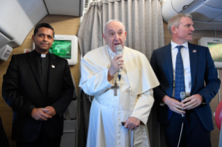 4-Viaje apostólico a Canadá: Saludo del Santo Padre a los periodistas durante el vuelo de ida