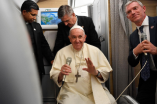 0-Apostolische Reise nach Kanada: Pressekonferenz mit dem Heiligen Vater auf dem Rückflug nach Rom