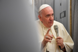 1-Viagem Apostólica ao Canadá: Entrevista coletiva do Santo Padre durante o voo de regresso a Roma