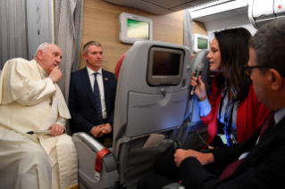 3-Viaje apostólico a Canadá: Conferencia de prensa del Santo Padre durante el vuelo de regreso