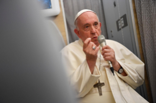 2-Viagem Apostólica ao Canadá: Entrevista coletiva do Santo Padre durante o voo de regresso a Roma