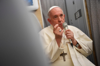 2-Viaje apostólico a Canadá: Conferencia de prensa del Santo Padre durante el vuelo de regreso