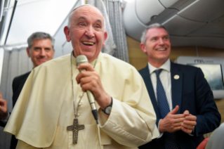 5-Viaje apostólico a Canadá: Conferencia de prensa del Santo Padre durante el vuelo de regreso
