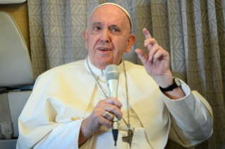4-Viaggio Apostolico in Kazakhstan: Conferenza Stampa del Santo Padre durante il volo di ritorno