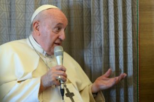 0-Viaggio Apostolico in Kazakhstan: Conferenza Stampa del Santo Padre durante il volo di ritorno