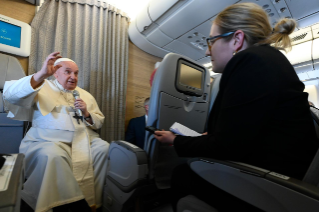 2-Viaggio Apostolico in Kazakhstan: Conferenza Stampa del Santo Padre durante il volo di ritorno