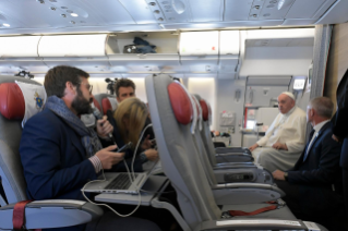 1-Viaggio Apostolico in Kazakhstan: Conferenza Stampa del Santo Padre durante il volo di ritorno