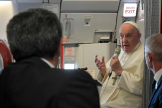5-Viaggio Apostolico in Kazakhstan: Conferenza Stampa del Santo Padre durante il volo di ritorno