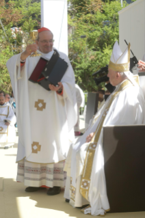 2-Pastoral Visit to L'Aquila: Angelus and Rite for the Opening of the Holy Door