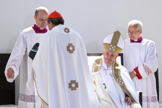 1-Pastoral Visit to L'Aquila: Angelus and Rite for the Opening of the Holy Door