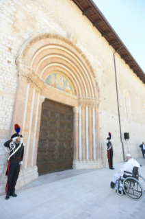 8-Visita Pastoral à L'Aquila: Angelus e Rito de abertura da Porta Santa