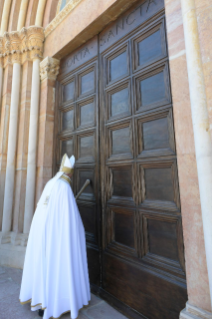 9-Visita pastoral a L’Aquila: Ángelus y Rito de la apertura de la Puerta Santa