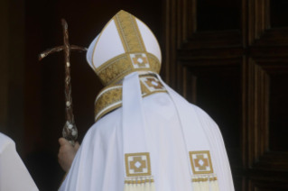 10-Visita pastoral a L’Aquila: Ángelus y Rito de la apertura de la Puerta Santa