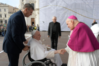 1-Pastoralbesuch in L’Aquila: Grußwort an die Familien der Erdbebenopfer, Behördenvertreter und die auf dem Platz anwesenden Bürger