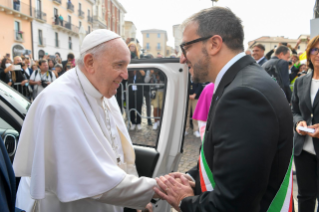 2-Visite pastorale à L’Aquila : Le Saint-Père adresse un salut aux familles des victimes, aux autorités et aux citoyens présents sur la Piazza