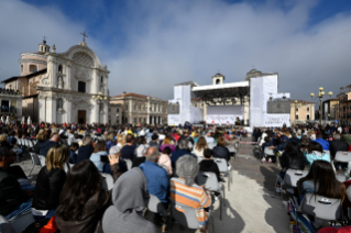 5-Visita pastoral a L’Aquila: Saludo a los familiares de las víctimas, a las autoridades y a los ciudadanos presentes en la Plaza  