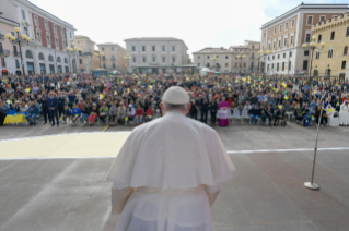 7-Visita pastoral a L’Aquila: Saludo a los familiares de las víctimas, a las autoridades y a los ciudadanos presentes en la Plaza  