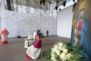 6-Pastoral Visit to L'Aquila: Greeting to the families of the victims, the authorities and citizens present in the Square