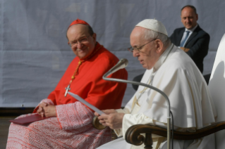 9-Visita pastoral a L’Aquila: Saludo a los familiares de las víctimas, a las autoridades y a los ciudadanos presentes en la Plaza  